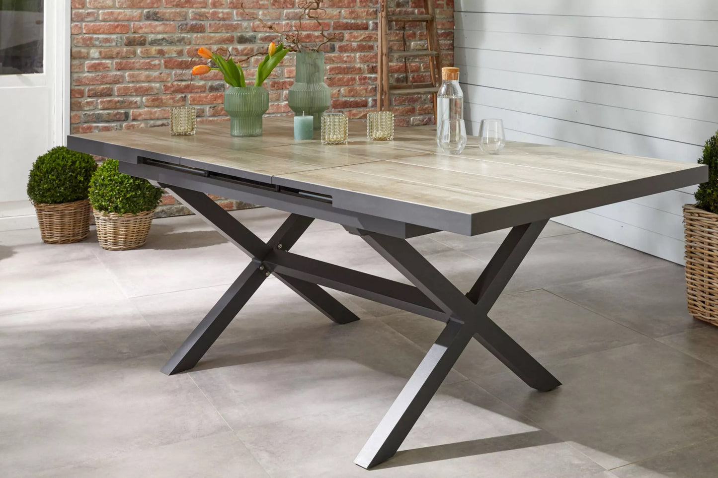 Ploß Louvra Auszugs-Dining-Tisch, anthrazit/Holzoptik, Alu/Keramik, 160/210x100,5cm, Tischplatte aus Keramikfliesen