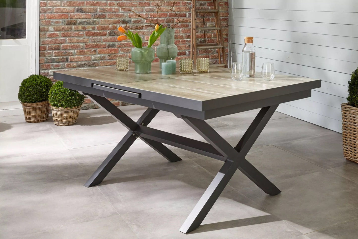 Ploß Louvra Auszugs-Dining-Tisch, anthrazit/Holzoptik, Alu/Keramik, 160/210x100,5cm, Tischplatte aus Keramikfliesen