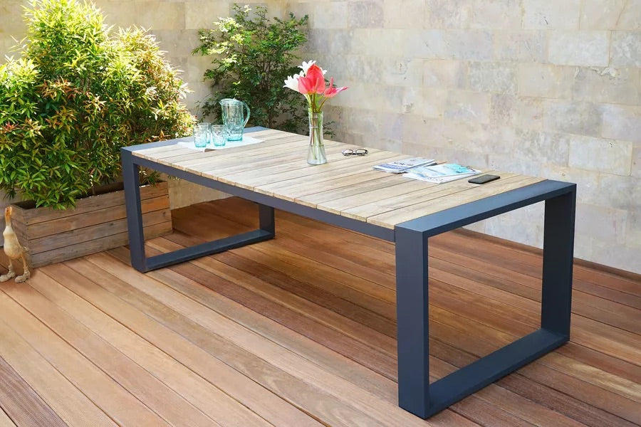 OUTFLEXX Kona Esstisch, dark grey/natur, Alu/recycled FSC®-Teak, 240x100x76cm, rustikal gebürstet, U-Gestell